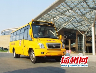 亞星校車配北斗導(dǎo)航衛(wèi)星系統(tǒng) 學(xué)生上車照片傳家長