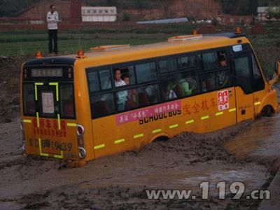 內(nèi)蒙古校車被困泥水中，消防官兵助理脫困