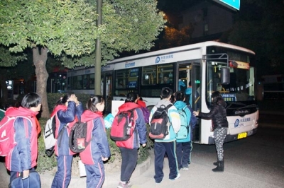 學生排隊乘公交化校車回家。邵偉 攝