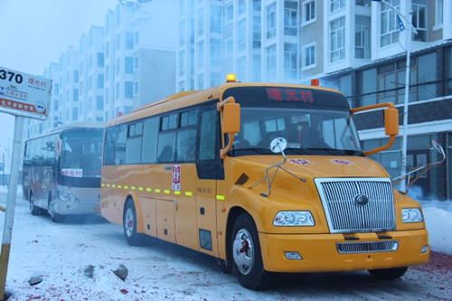 哈爾濱一村主任自費(fèi)97萬買校車供孩子免費(fèi)乘坐