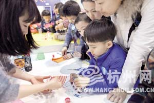 神奇校車開進(jìn)杭州低碳科技館