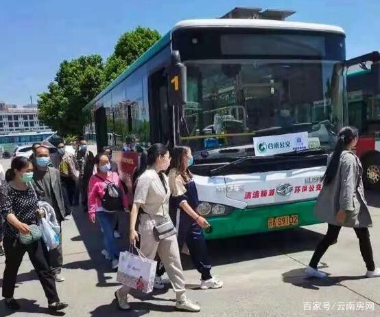 昆明合乘公交運行一個多月，不少線路變身“校車專線”