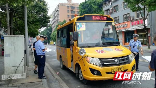 吉首交警持續(xù)開(kāi)展暑期校車專項(xiàng)安全督