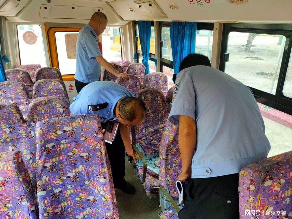 遂溪交警開展校車安全大“體檢”