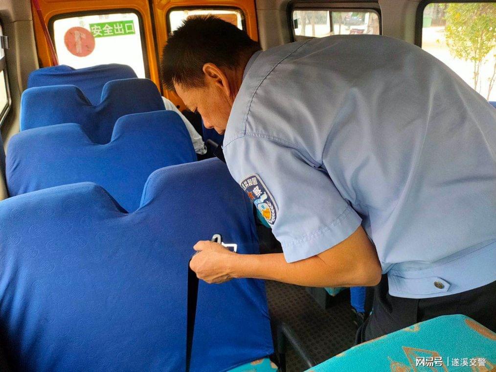 遂溪交警開展校車安全大“體檢”