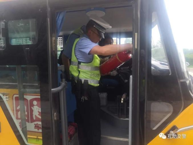 互助交警開(kāi)展夏季校車(chē)安全大檢查