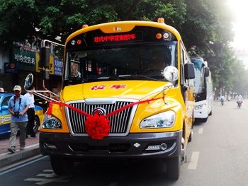 萊西市“紅色經典主題校車”上路