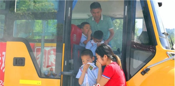 貴州鎮(zhèn)遠:多部門聯合開展校車交通事故應急救援演練