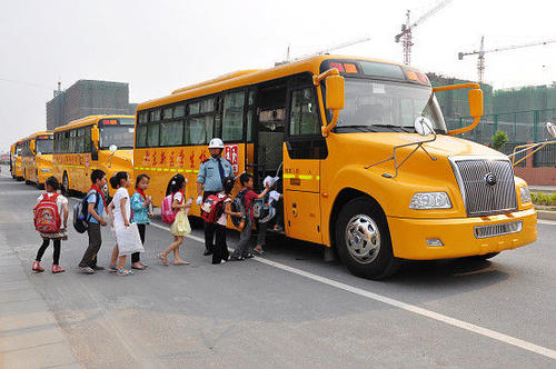強塞24名幼兒 超員校車被查獲