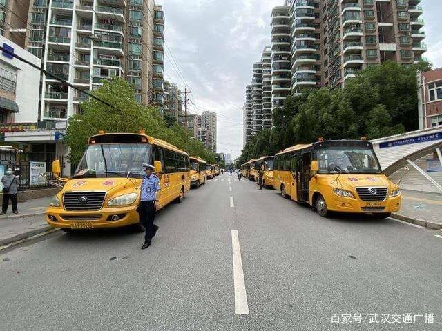開學臨近 武漢江漢交警對校車進行“體檢”