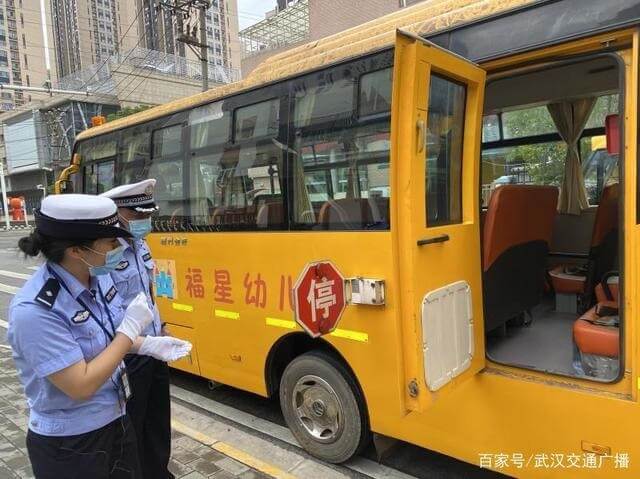 開學臨近 武漢江漢交警對校車進行“體檢”