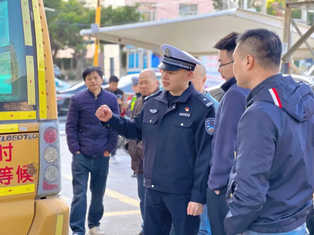 【安全在線，守護(hù)成長】--厚德中心幼兒園迎接多部門聯(lián)合進(jìn)行校車安全檢查