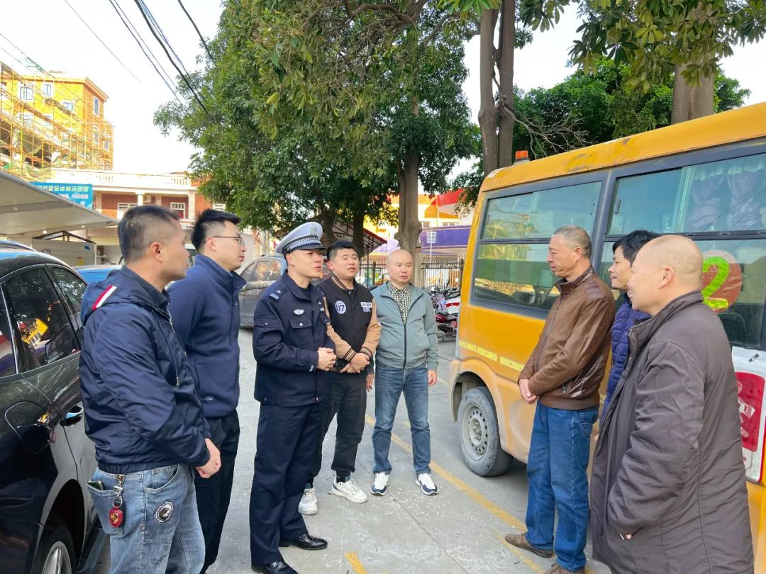 【安全在線，守護(hù)成長】--厚德中心幼兒園迎接多部門聯(lián)合進(jìn)行校車安全檢查