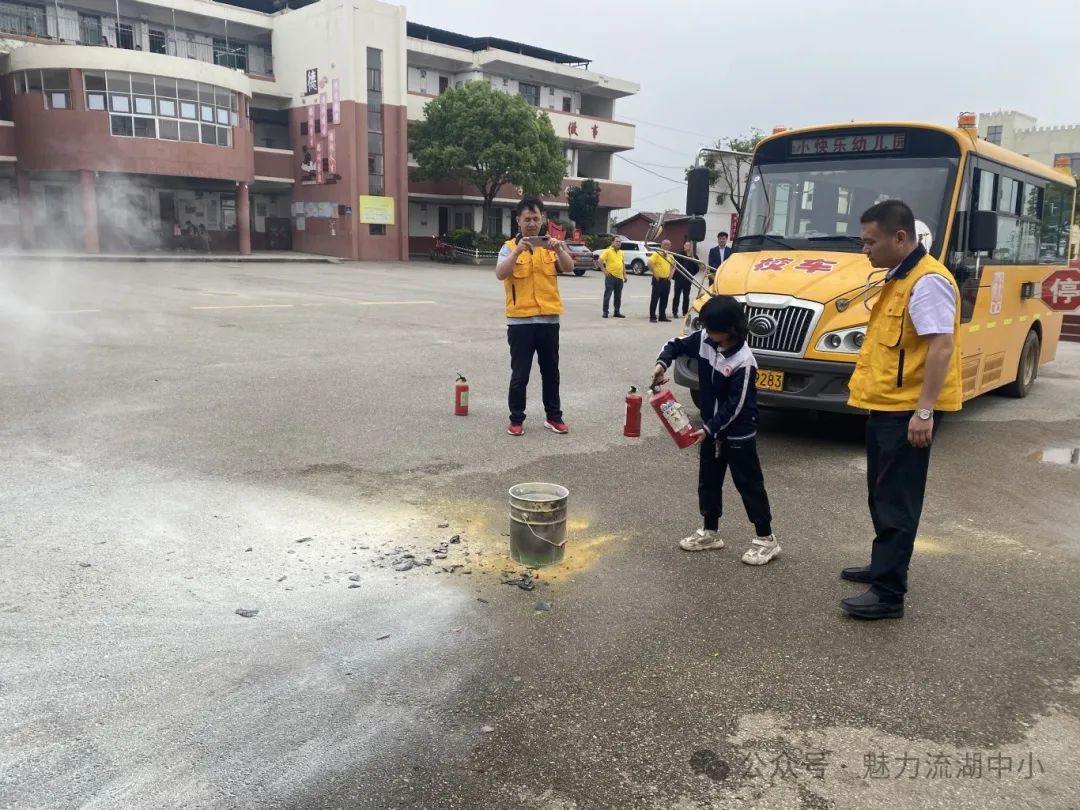 以演筑防 安全護航 | 紅谷灘區流湖中心小學開展校車應急逃生演練活動