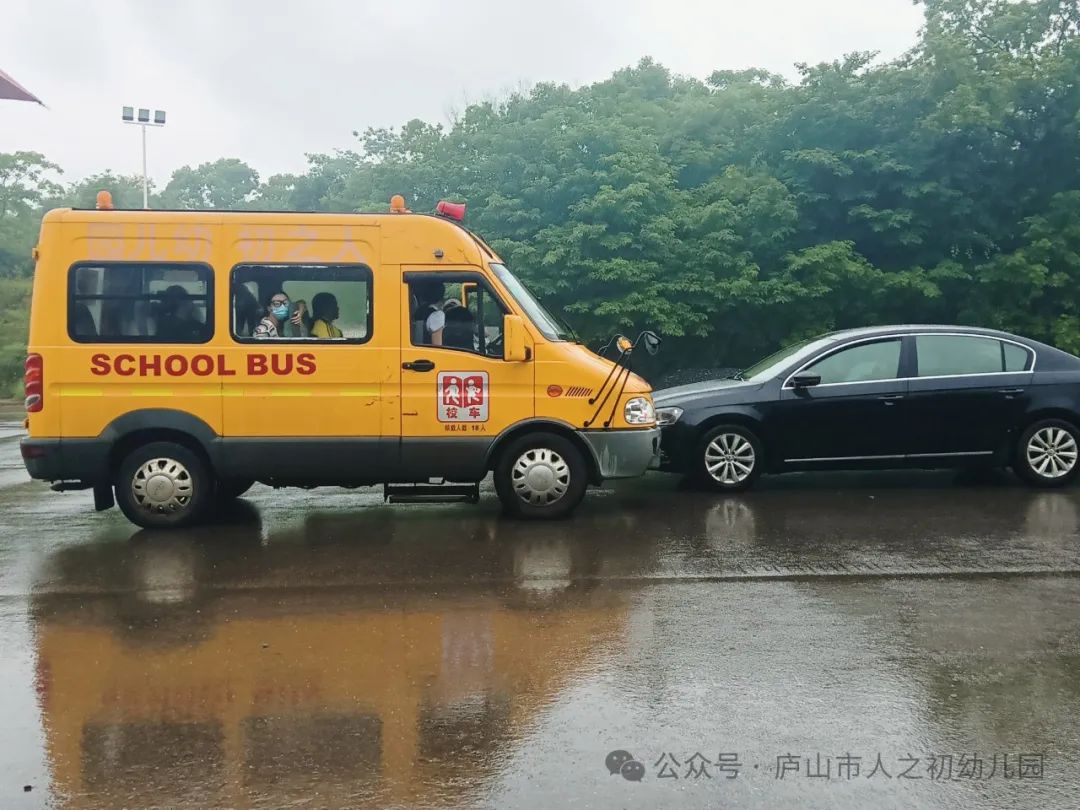 【為愛(ài)護(hù)航·平安校車(chē)】——廬山市人之初幼兒園校車(chē)安全演練