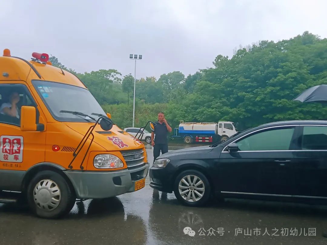 【為愛(ài)護(hù)航·平安校車(chē)】——廬山市人之初幼兒園校車(chē)安全演練