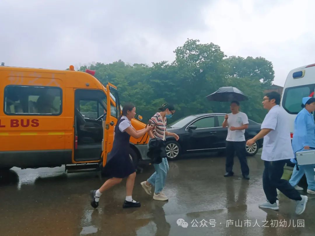 【為愛(ài)護(hù)航·平安校車(chē)】——廬山市人之初幼兒園校車(chē)安全演練