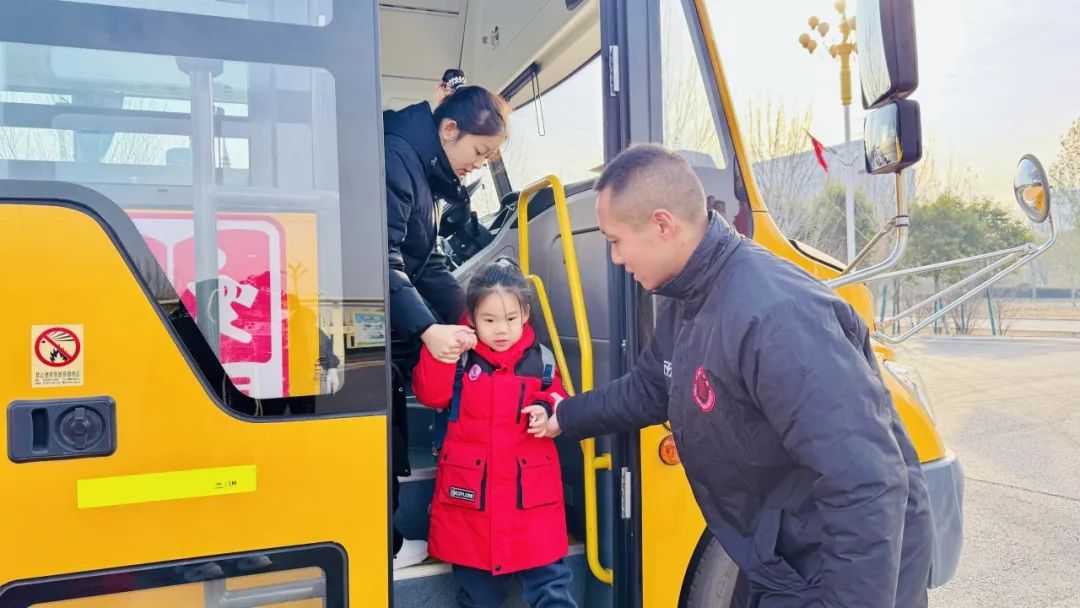 安全“童”行 快樂(lè)出發(fā)——北大新世紀(jì)幼兒園校車安全演練活動(dòng)