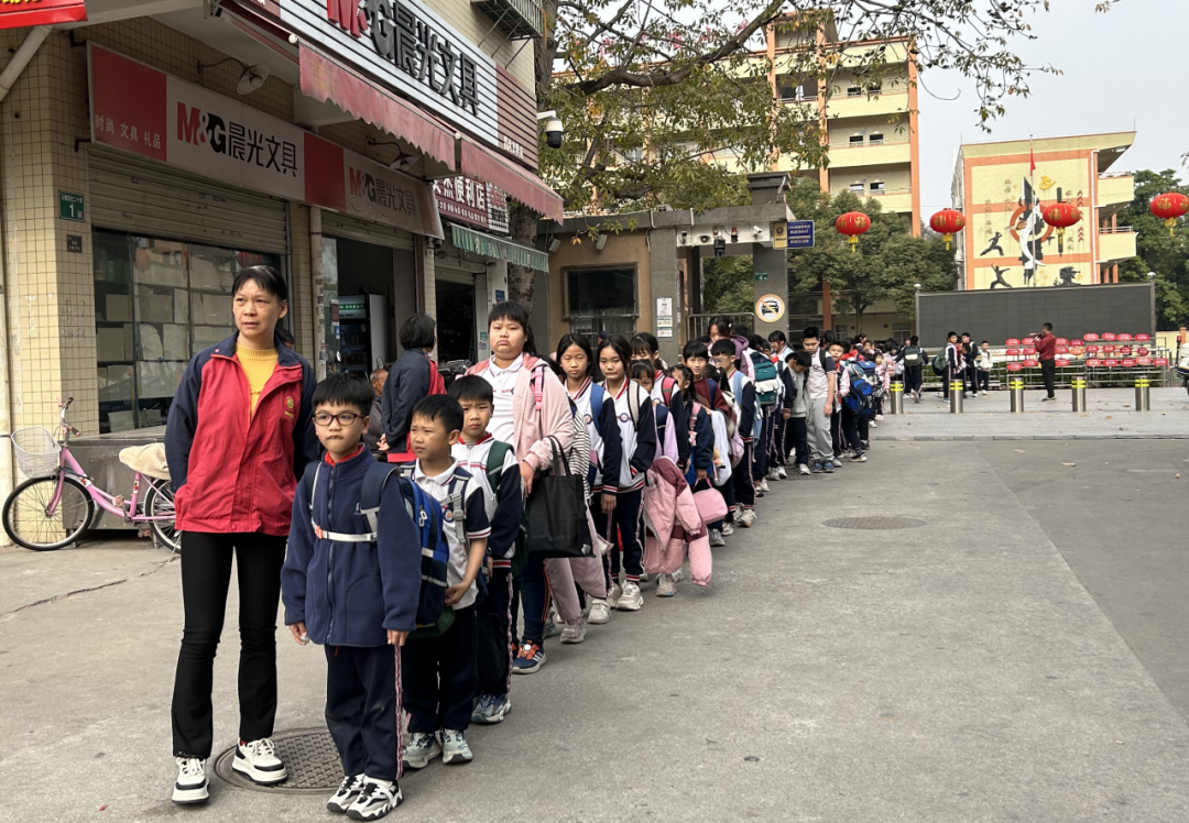 校車(chē)安全大闖關(guān)！我們都是勇敢的活力少年！——東塘小學(xué)校車(chē)安全應(yīng)急疏散演練活動(dòng)