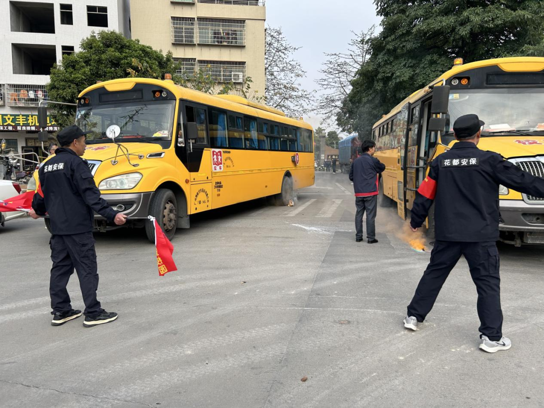 校車(chē)安全大闖關(guān)！我們都是勇敢的活力少年！——東塘小學(xué)校車(chē)安全應(yīng)急疏散演練活動(dòng)