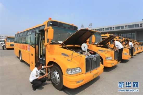 山東青島交運集團即墨分公司的校車駕駛員在巡檢車輛安全狀況（2015年8月23日攝）。 12月17日，從山東青島市教育局獲悉，截至目前，青島市共有1600輛專用校車，服務(wù)400余所學(xué)校，惠及12余萬名學(xué)生，成為全國校車運營規(guī)模最大的城市，并逐步確立了政府主導(dǎo)、部門監(jiān)管、企業(yè)運作、財政補貼、統(tǒng)一標準的校車運營模式。新華社發(fā)（梁孝鵬 攝）