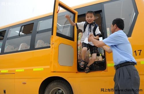 學生面臨無校車可坐 沒人愿當校車司機