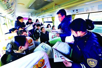 “晚報進校車 墨香伴溫馨”啟動