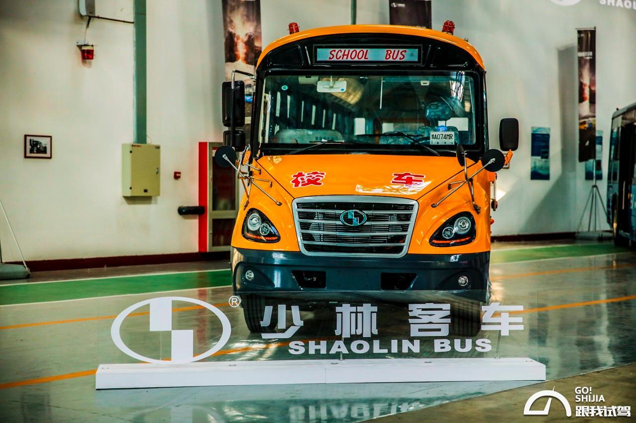 校車(chē)與大巴相撞 少林客車(chē)玩出新花招