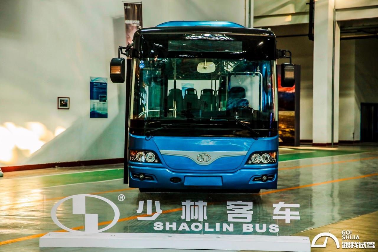 校車(chē)與大巴相撞 少林客車(chē)玩出新花招