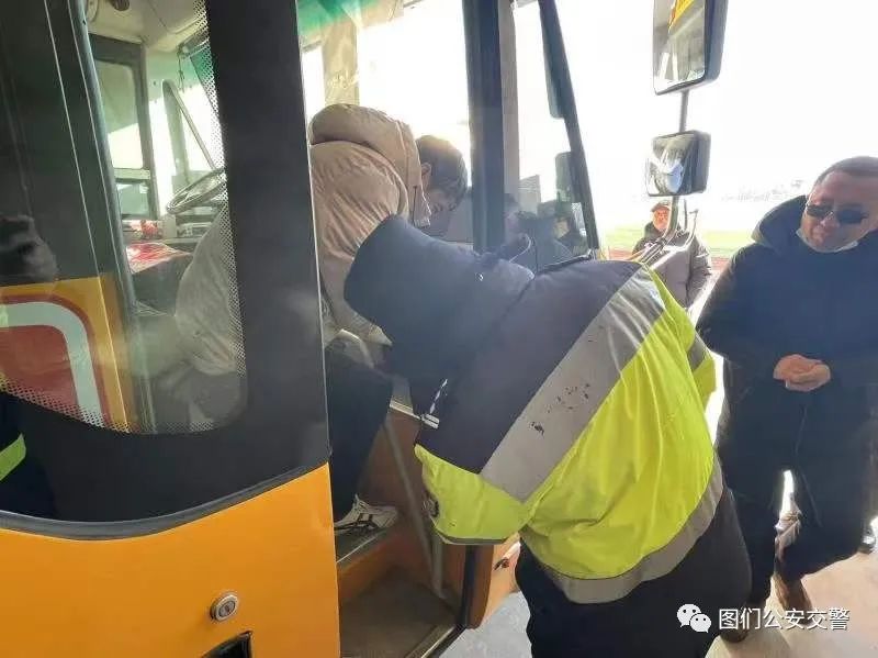 圖們公安交警檢查校車運(yùn)行安全情況
