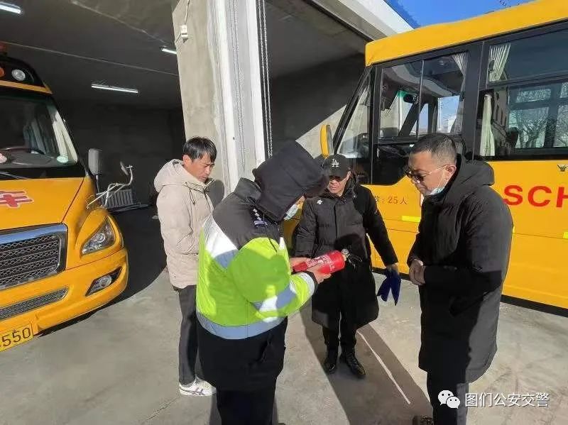 圖們公安交警檢查校車運(yùn)行安全情況