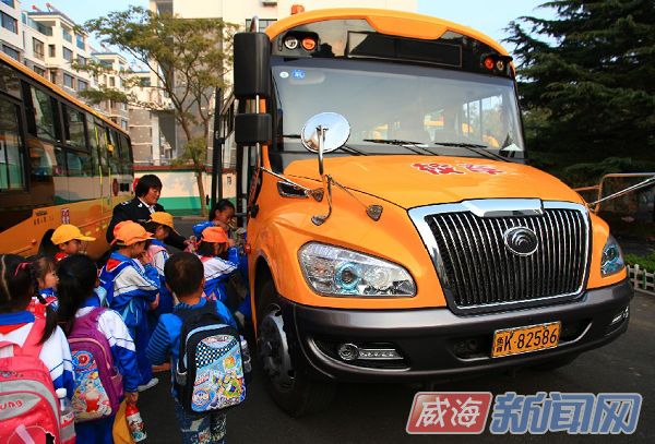 山東榮成：青山小學(xué)有“大鼻子”校車