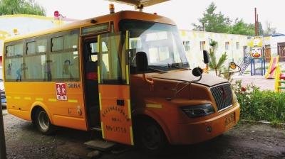 甘肅武威新買幼兒校車隱患多 坐墊底板大部分?jǐn)嗔? border=