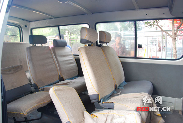 （黑校車(chē)內(nèi)座椅沒(méi)有安全帶）