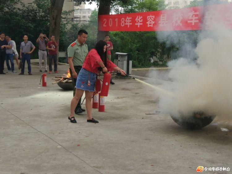 湖南省岳陽(yáng)市：華容縣系牢校車管理“安全帶”